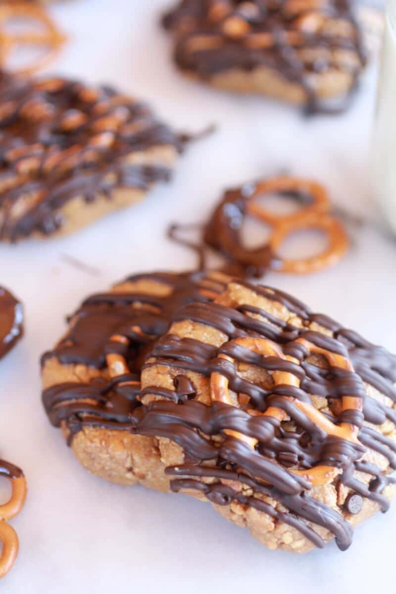 Ridiculously Easy No-Bake Peanut Butter Pretzel Cookies-11