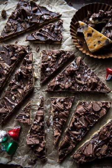 Addicting 4-Ingredient Buttery Chocolate Covered Ritz Bark (aka…Christmas Crack).